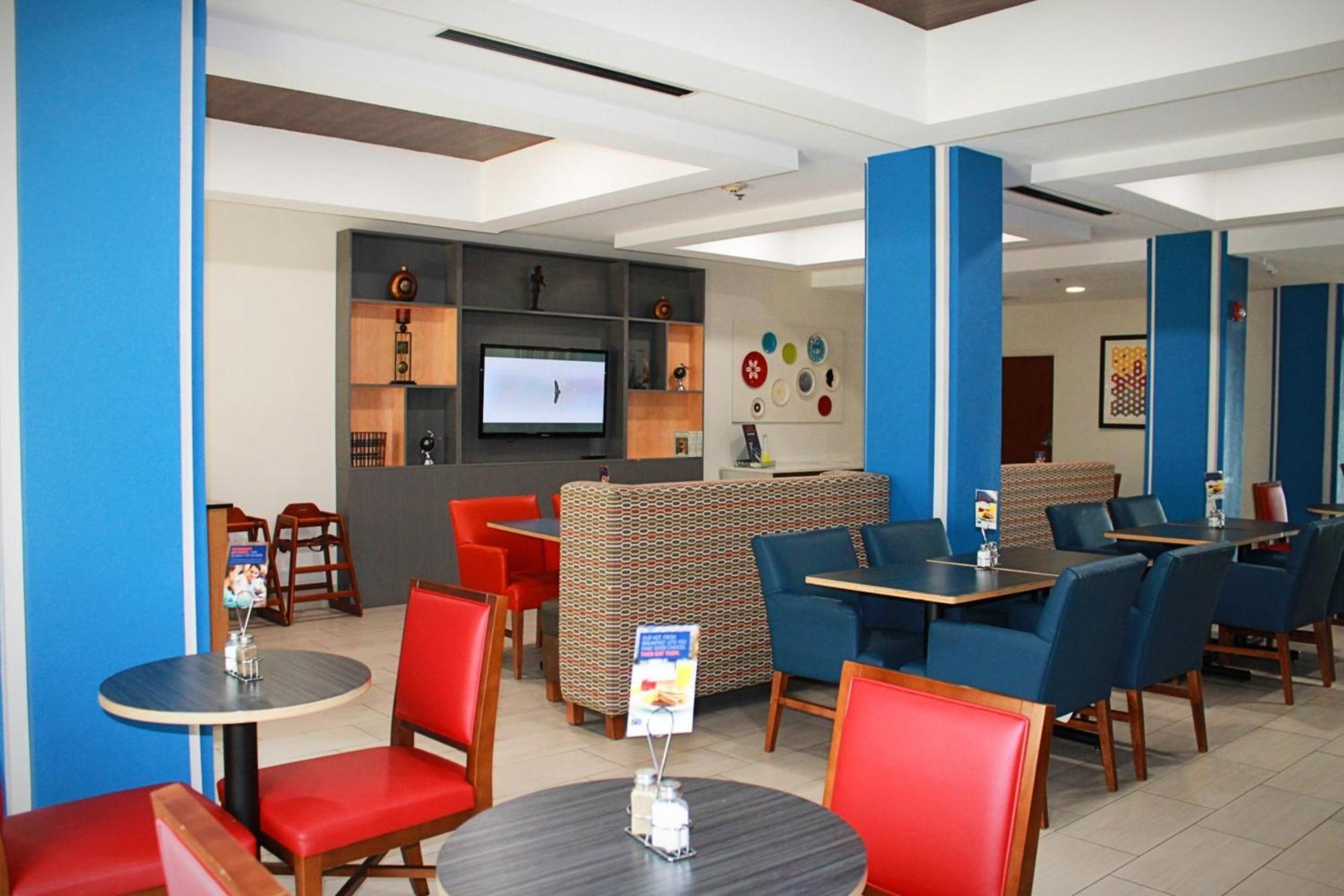 Holiday Inn Express Mccomb By Ihg Kültér fotó
